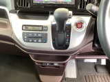 足元スッキリ、インパネシフトです。パーキングブレーキはフットブレーキタイプなので、運転席と助手席の間がスッキリしています。