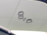 【ブラインドスポットインフォメーション】走行中、ドアミラーの死角になりやすい箇所に後続車が接近するとサイドミラー付近に警告を表示、ドライバーに注意喚起をしてくれます。