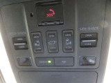 パワースライドドア、電動シェードは運転席上部のコンソールで操作できます。