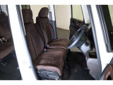 すわり心地の良い運転席・助手席です。長時間のドライブの疲れ軽減に貢献します。どうぞ快適なドライブを♪