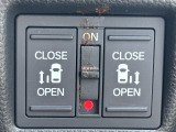 両側電動スライドドアです。リモコンや運転席スイッチ、ドアハンドルの操作で自動開閉。お子さまを抱きかかえている時や荷物の多い時などに便利です。