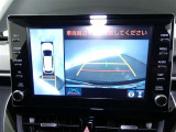 【パノラミックビュー】・・・車両の前後左右に搭載した4つのカメラにより、クルマを真上から見ているような映像を表示。運転席から確認しにくい車両周囲の状況を把握できます。