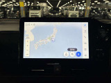 ディスプレイオーディオやカーナビは、現代のドライブにおいて欠かせない装備のひとつです。初めての場所でも迷いにくく、快適なルート案内で運転をサポートします。移動中のエンターテインメント性も高まります。