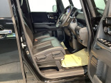 ベンチシートは、運転席と助手席の移動もスムーズ! 狭い駐車場での乗り降りや、お子様の乗り降りにも便利です。