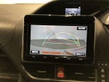 【バックモニター】駐車時に後方がリアルタイム映像で確認できます。大型商業施設や立体駐車場での駐車時や、夜間のバック時に大