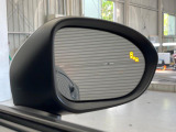 【ブラインドスポットモニタリング】走行中、ドアミラーの死角になりやすい箇所に後続車が接近するとサイドミラー付近に警告を表示、ドライバーに注意喚起をしてくれます。