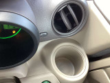 メーターの右側にドリンクホルダーが付いてます。エアコンの風が直接当たるので夏場も冷たい飲み物が飲める!