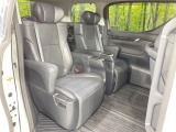 二列目中央はウォークスルーとなっております。二列目と三列目の移動や乗り降りがとっても楽になるので、乗り降りの際もストレスを感じることはありません♪
