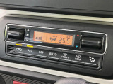 【オートエアコン】一度お好みの温度に設定すれば、車内の温度を検知し風量や温度を自動で調整。暑い&hellip;寒い&hellip;と何度もスイッチ操作をする必要はありません。快適な車内空間には必須の機能ですね♪