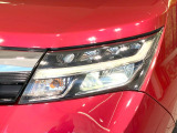 【LEDヘッドライト】悪天候や夜間走行時も良好な視界を確保し安心して運転できる高輝度LEDヘッドライトを装備!点灯速度が早く、消費電力も抑えられています。