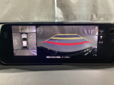 狭い場所での駐車やすれ違いなどでより的確な運転操作に役立つ360&deg;ビューモニターが装備されています。