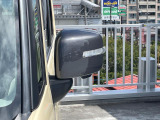 狭い駐車場でも安心。スイッチ操作だけでドアミラーの格納展開が可能。電動格納式リモコンドアミラー!