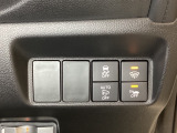 VSA装備車です。VSAはドライバーの操作と車の動きを見守っています。もし車の挙動が乱れたとき、4輪別々にブレーキをかけたり、エンジンパワーをしぼることによって車を安定させます。
