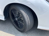 タイヤの溝もまだ残っています!!これから乗っていただく際も安心してお乗りいただくことができます。中古車を選ぶ際には重要なポイントですね!