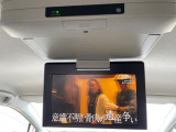 【後席モニター】家族や友人とお出かけする機会が多い方に大人気の後席モニターを装備!見やすい位置に画面がありテレビやDVDの視聴も快適!友達もお子様も、後席にしか乗らなくなるかも??