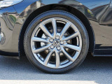 18インチ純正アルミホイールを装備。タイヤサイズは215/45R18となります。