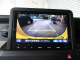 バックカメラの画像です。ガイドラインがスムースな車庫入れをサポートいたします。車庫入れの安心感がアップしますね。