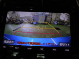 バックカメラの画像です。ガイドラインがスムースな車庫入れをサポートいたします。車庫入れの安心感がアップしますね。