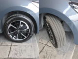 車両のデザインにマッチした純正アルミホイール☆