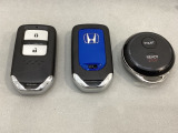 スマートキーを装備しています。鍵を差し込むことなくドアロックの開け閉めと、スタートボタン操作でのエンジンスタートができます。加えて、純正リモコンエンジンスターター用の操作キーもついています。
