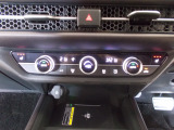 オートエアコンは左右席で独立温度コントロールが可能です。シートヒーター付きで、冷えた車内でもスイッチを押せば数秒でシートがあたたかくなります。