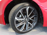トヨタ純正アルミホイール。タイヤサイズは、225/40R18です。