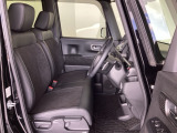 フロントシートはベンチシートです。ベンチシ―トは運転席と助手席の移動もスムーズ。狭い駐車場での乗り降りに便利です