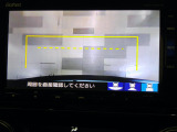 バックカメラの画像です。ガイドラインがスムースな車庫入れをサポートいたします。車庫入れの安心感がアップしますね。