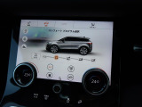 【Touch Pro Duo】10インチ高精細デュアルタッチスクリーンを備えております。上の画面でナビやオーディオを操作して、下の画面でキャビンやシートの温度調整をすることも可能です。