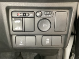 左側電動スライドドアは運転席から操作ができるよう、操作スイッチが付いています。VSA(ABS+TCS+横滑り抑制)解除などのオンオフスイッチも装備しています。