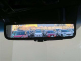 車両後方の視界をクリアに映し出す「デジタルインナーミラー」搭載です。