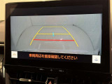 後方の見える安心をお届けするバックガイドモニター付:バックするときのアシストラインもあって楽々バック!車庫入れや縦列駐車をサポートし、苦手な駐車も安心です!今やもう手放せない装備ですネ♪