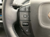 運転中、オーディオの操作をしてて、ハッとしたことはありませんか?ステアリングスイッチは、運転中でもハンドルでオーディオの操作が可能です。安全なドライブをサポートします。