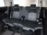 3列目シートは跳ね上げ式で折りたたみ可能です。キャンプ用品など大きな荷物もばっちり収納可能です!