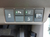 パーキングセンサーや横滑りを防ぐVSA等のスイッチ類は運転席の右側、手の届きやすい位置にあります。