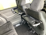 前席背面には格納式のテーブルを装備。カップホルダー付き。