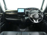 ◆インテリアパネル◆視界広々で非常に運転しやすくロングドライブでも疲れを感じさせないすっきりとまとまったインパネ周りです。