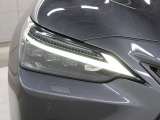 LEDヘッドランプにはアダプティブハイビームシステム「AHS」を採用。光検出カメラで車両検出をし、先行車や対向車に直接ハイビームを当てないように部分遮光します。