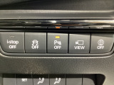 運転席脇のクラスタースイッチ部分にはカメラ切り替えスイッチ、パーキングセンサー、その他走行系スイッチを集中配置しております。