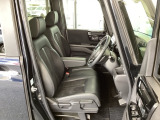 フロント広々、ベンチシートの運転席は、ハイトアジャスターが付いているので、快適にドライブができます。ハンドルはチルトステアリングで、ハンドル位置を上下に調節できます。