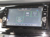 ナビゲーションは純正メモリーナビ(MM317D-W)を装着しております。AM、FM、CD、DVD再生、Bluetooth、音楽録音再生、フルセグTVがご使用いただけます。