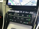 左右独立温度コントロールフルオートエアコンです。運転席、助手席それぞれで独立して温度設定ができます。冷え性の方が乗っても安心ですね♪