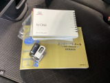 メンテナンスノート【整備記録簿】、取説も揃っています。スマートキーはバッグなどにしまったままボタン操作でエンジンの始動・停止ができて大変便利です。