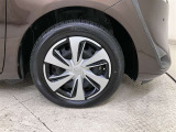 ホイルカバー付きです。タイヤサイズは185/60R15です