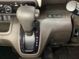 CVT車のセレクトレバーです。低速から高速まで、変速ショックのないスムーズな走りを実現するとともに、エンジン効率のよい領域を維持することで燃費にも貢献します。