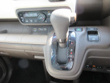 インパネシフトだから視線の移動も少なく足元もスッキリ♪運転席もゆったりしているのでゆとりを持ってドライブできますね!