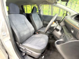 運転席まわりには十分なスペースがあり、大柄な方でもゆったり運転していただける環境です。