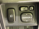 【電動格納ミラー】サイドミラーは電動格納式となっており、狭い駐車場でもキズがつくリスクを抑えられます。