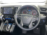 運転席まわりです。 各操作スイッチは使いやすい位置に配置されてます。