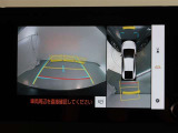 パノラミックビューモニター付きです。車両を上から見たような映像をモニター画面に表示。運転席からの目視では見にくい、車両周辺の状況をリアルタイムでしっかり確認できます。